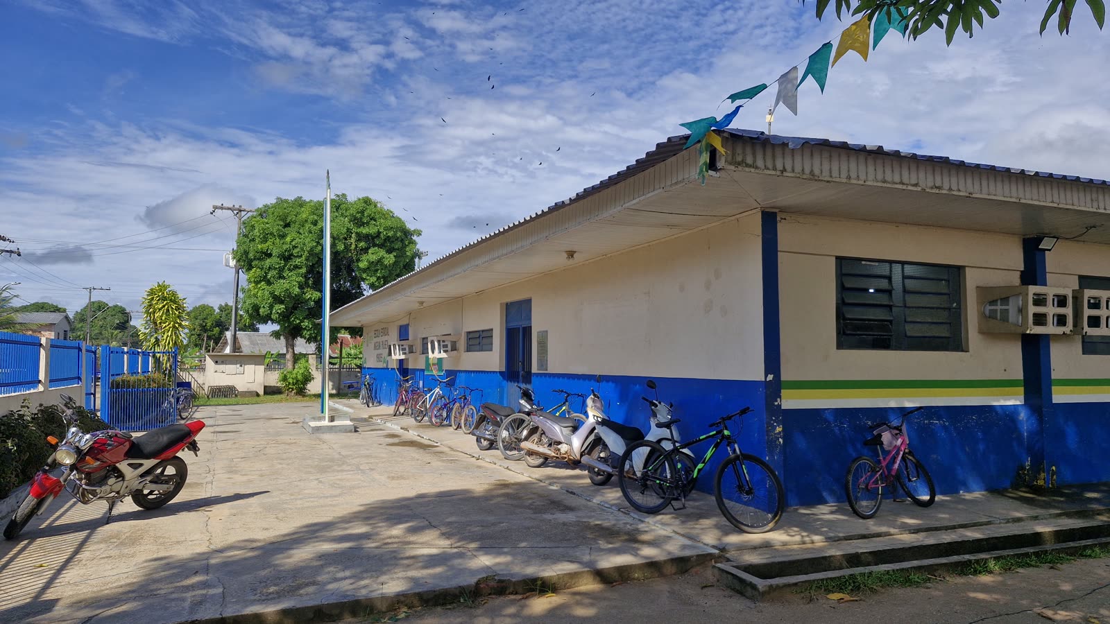 Fachada da E.E. Angelina Palheta Mendes decorada com bandeirinhas